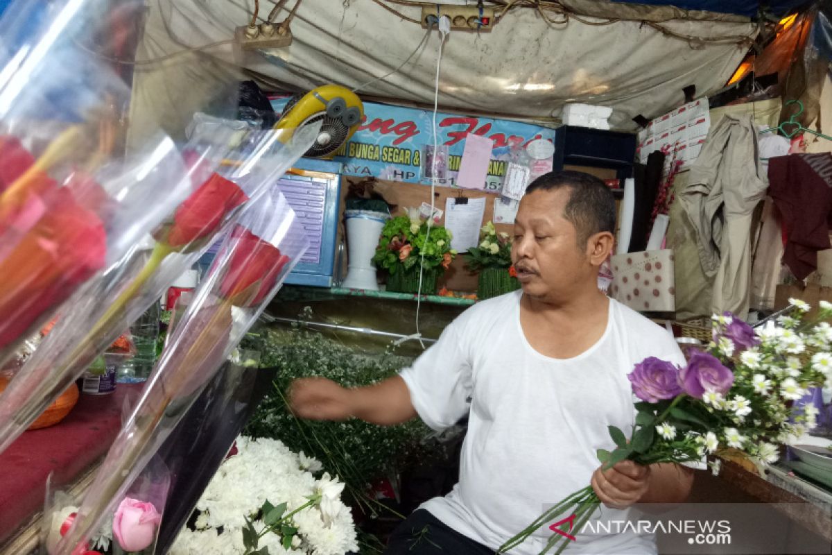 Pas hari Valentine, penjualan bunga di Pasar Kembang Cikini meningkat
