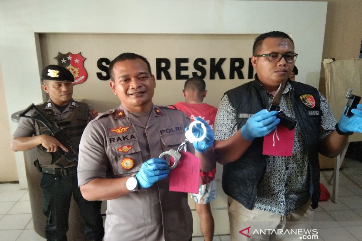 Polres Kendari menangkap polisi gadungan yang memeras mahasiswi