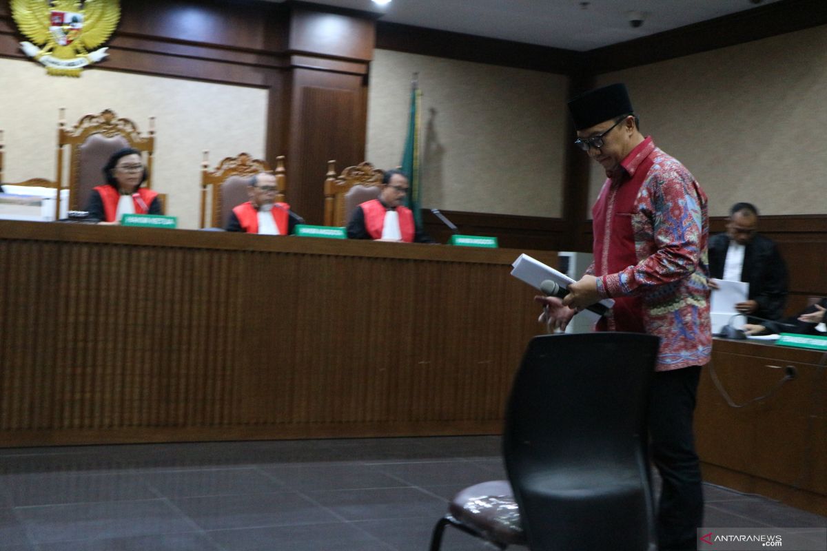 Mantan Menpora Imam Nahrawi didakwa terima suap Rp20,148 miliar