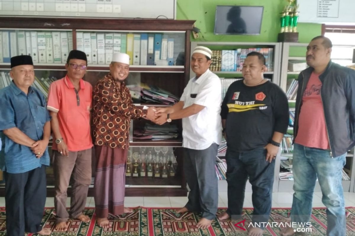 Anggota DPRA bantu Pesantren Darul Aitami Aceh Barat