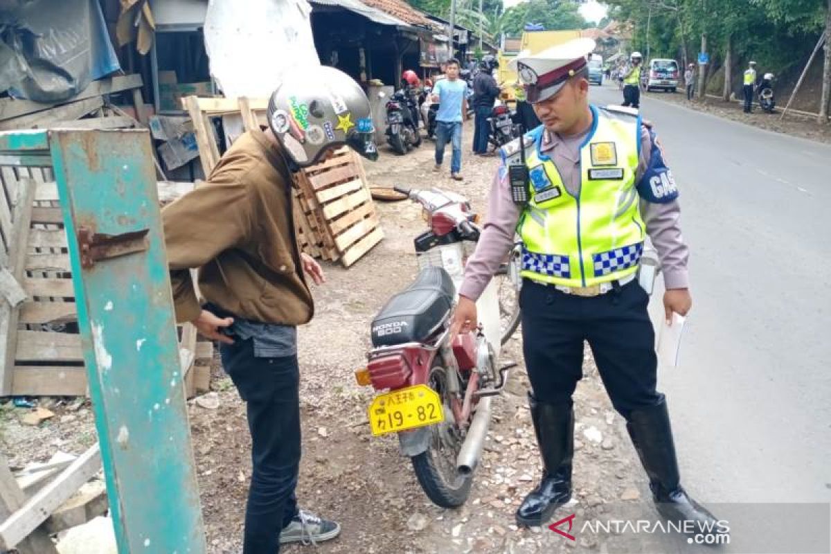 Polisi tilang sepeda motor berpelat nomor China