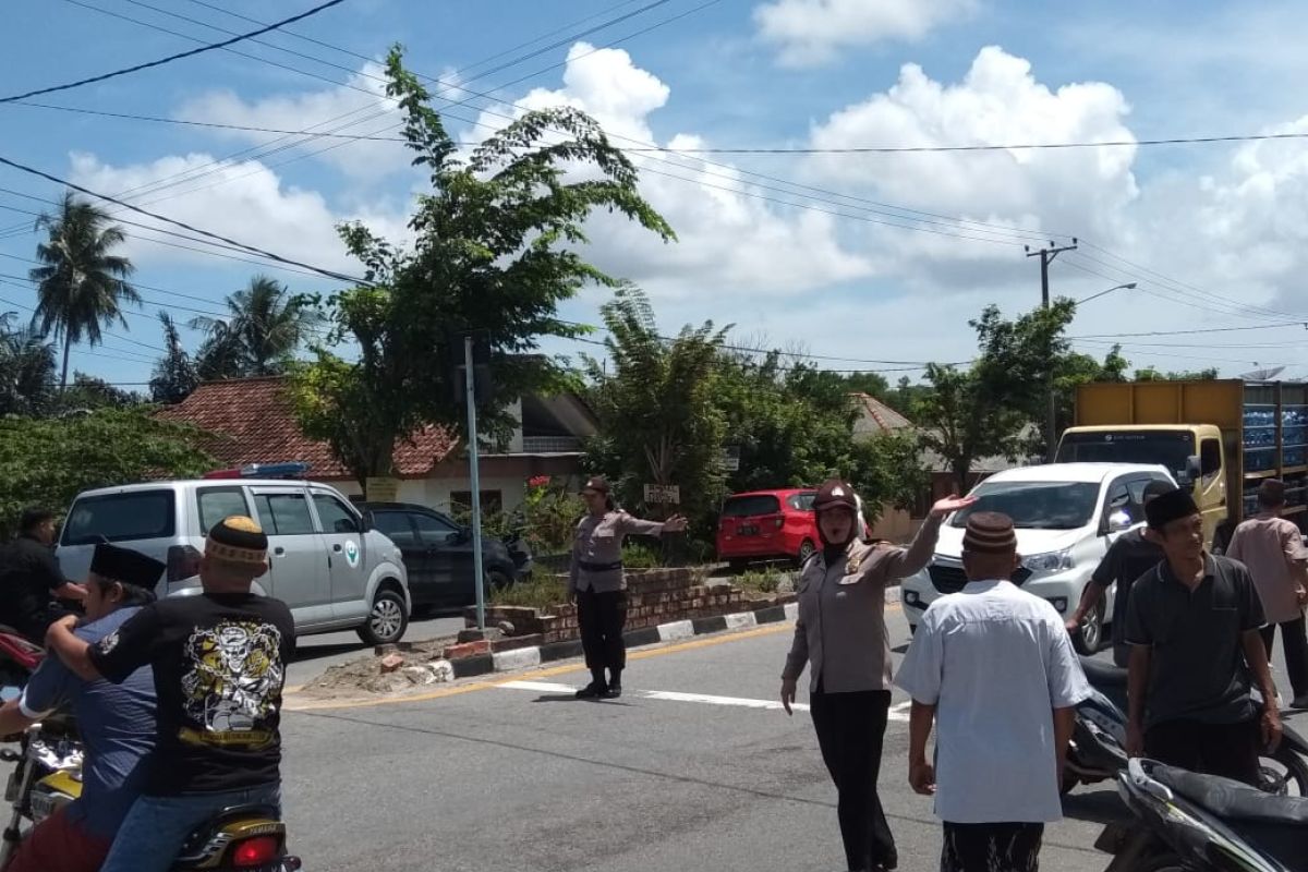 Polres Bangka terjunkan polwan atur lalu lintas bagi jamaah sholat Jumat