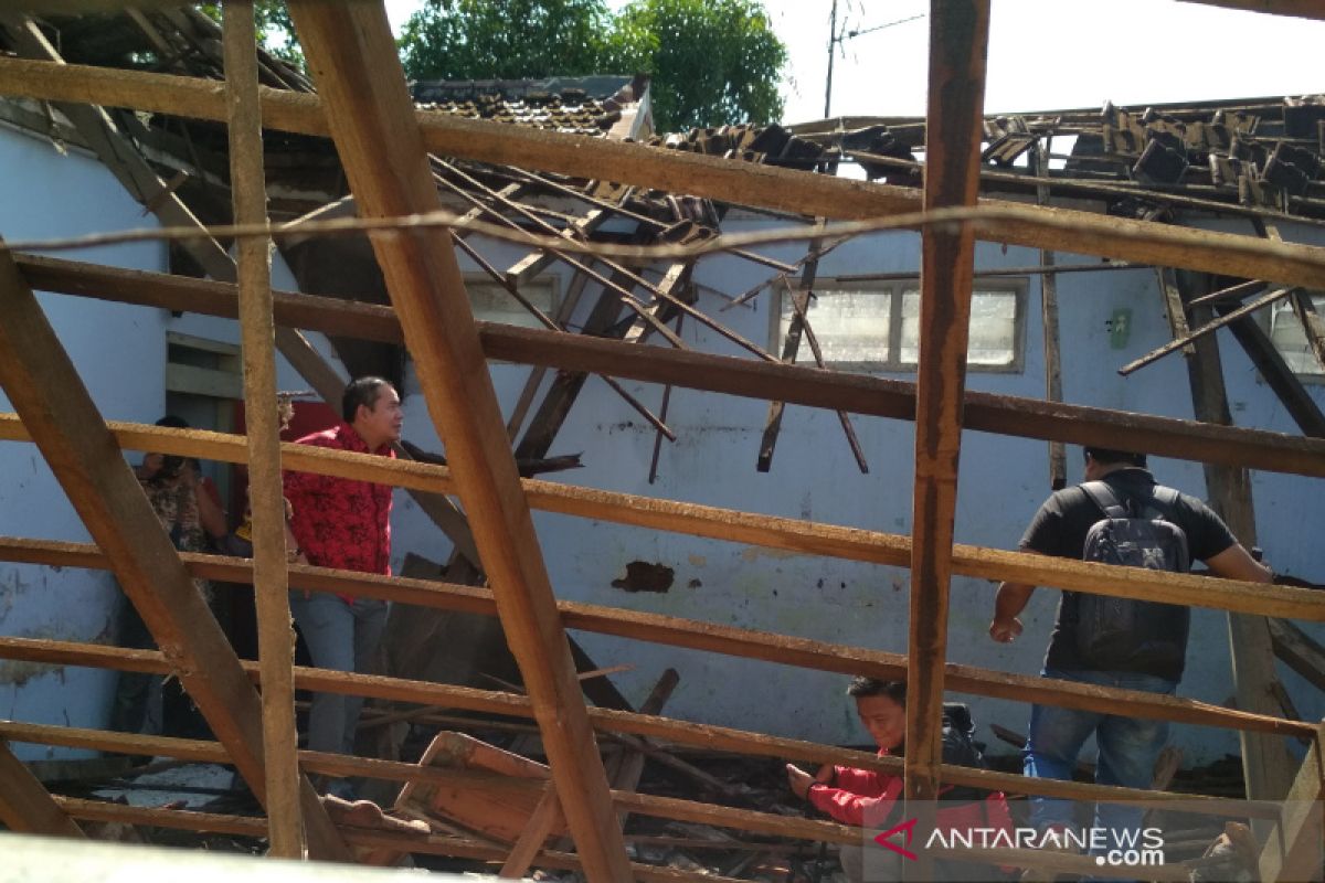 Atap ruang kelas sekolah dasar negeri di Kabupaten Kudus roboh