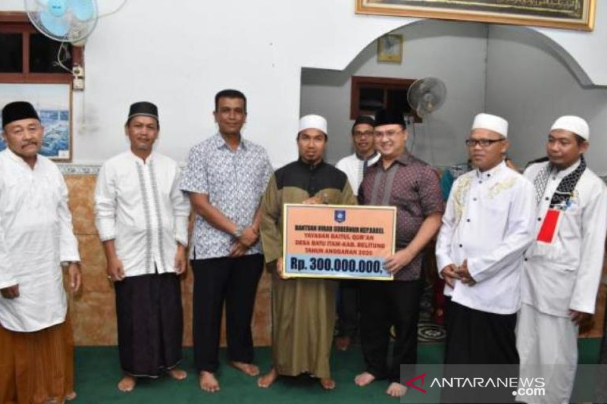 Gubernur Babel Serahkan Bantuan Hibah Untuk Masjid dan Yayasan di Belitung