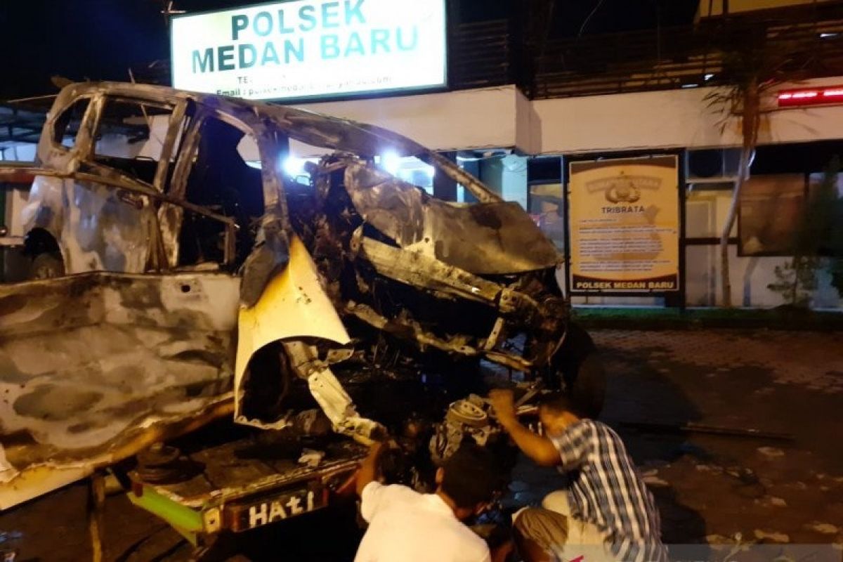 Sebuah minibus tabrak pohon, pengemudi tewas terbakar bersama kendaraannya