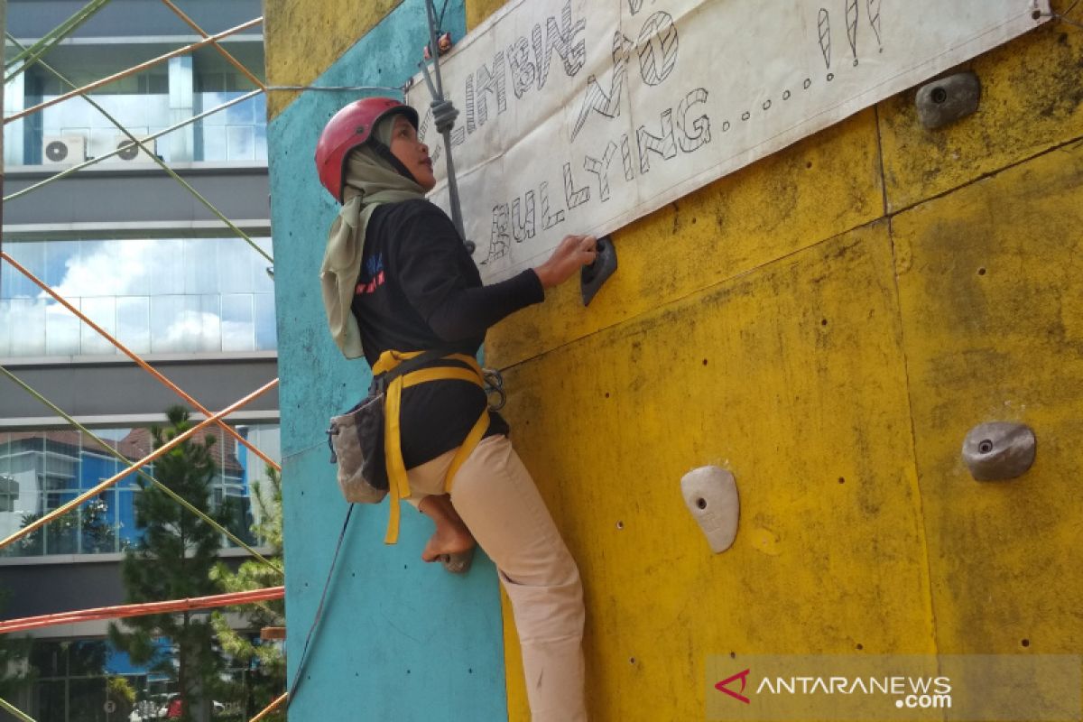 Mahasiswa UMK kampanyekan antiperundungan lewat aksi panjat dinding