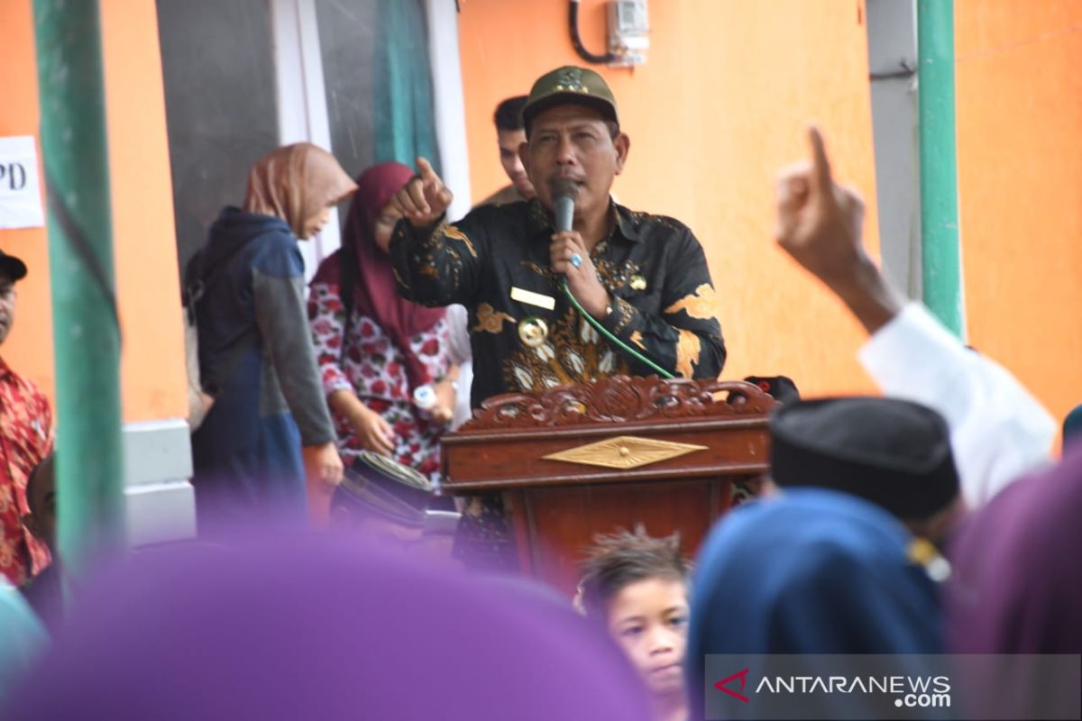 Bupati Citra serahkan SHM kepada 100 warga transmigran