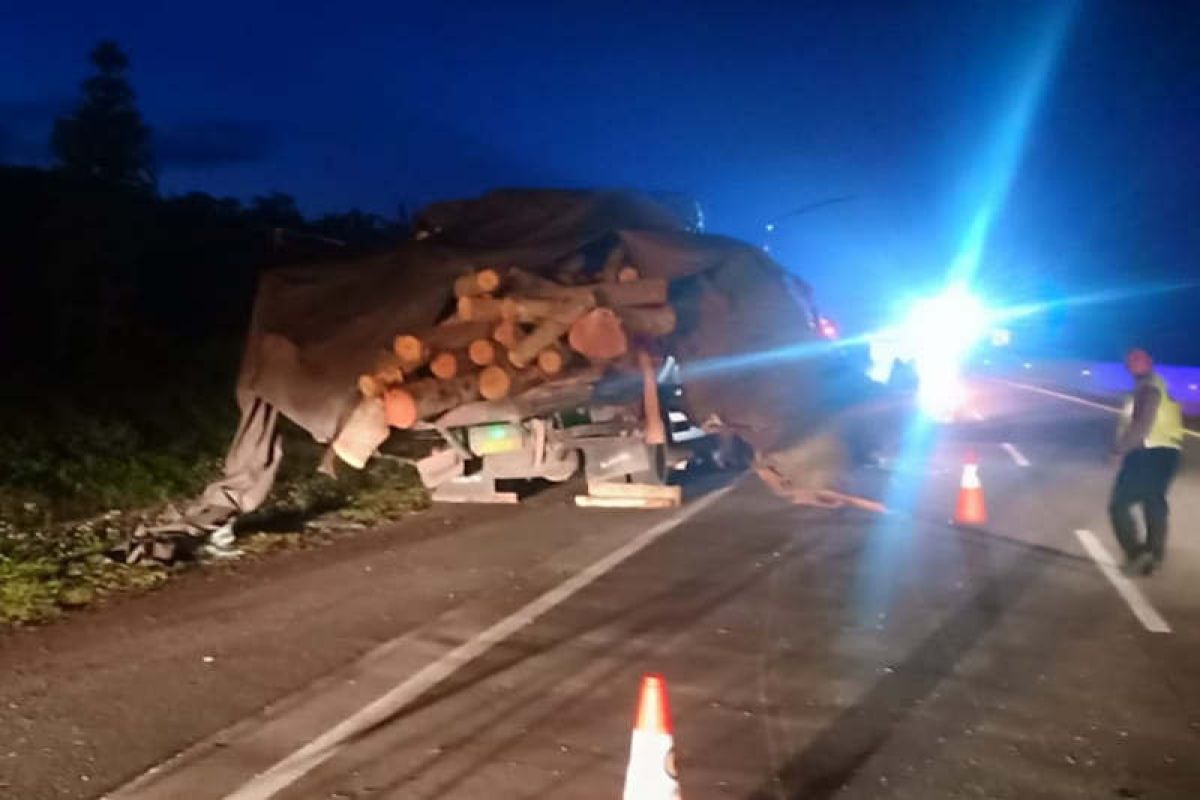 Bus Sinar Jaya tabrak truk pengangkut kayu di tol, dua tewas