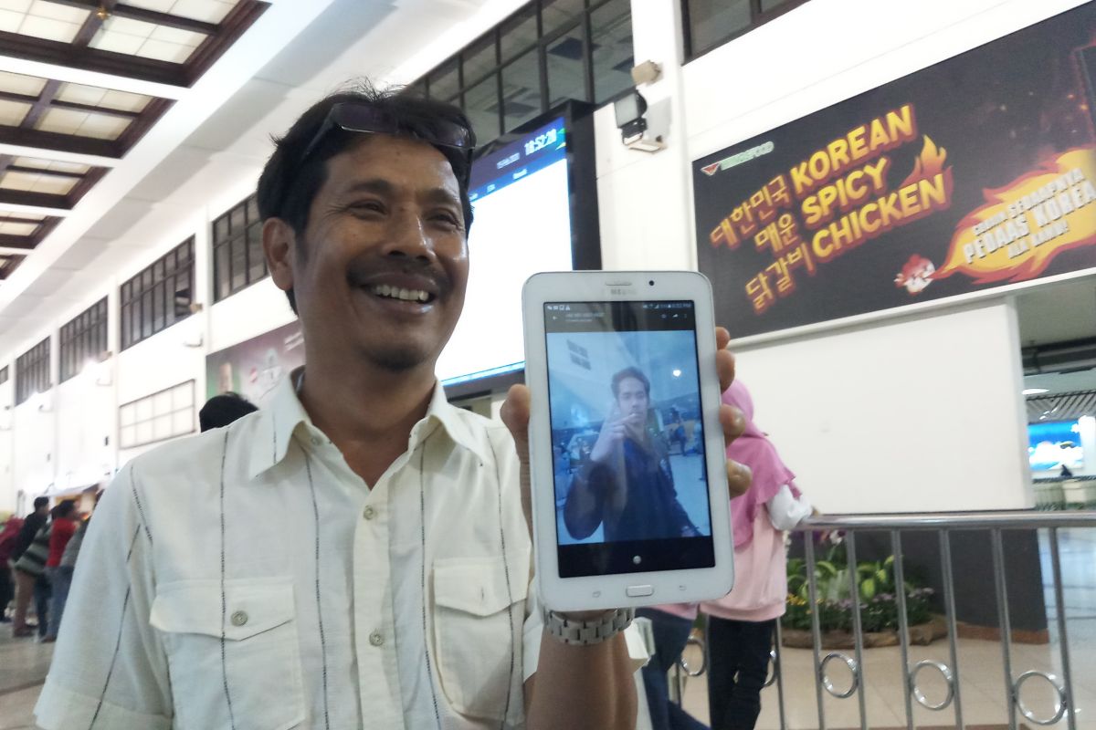 Orang tua mahasiswa dari Wuhan tunggu kedatangan anaknya di Bandara Juanda