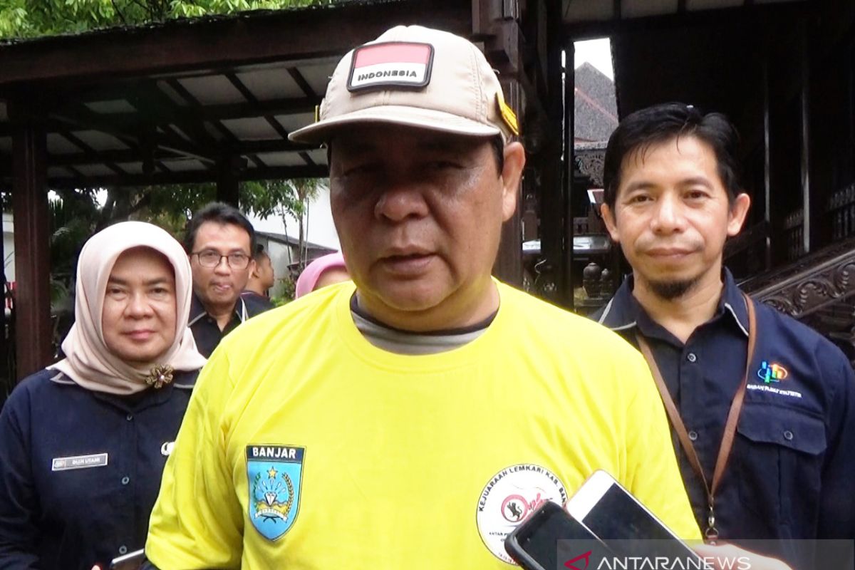 South Kalimantan Governor stays up all night to help flood victims