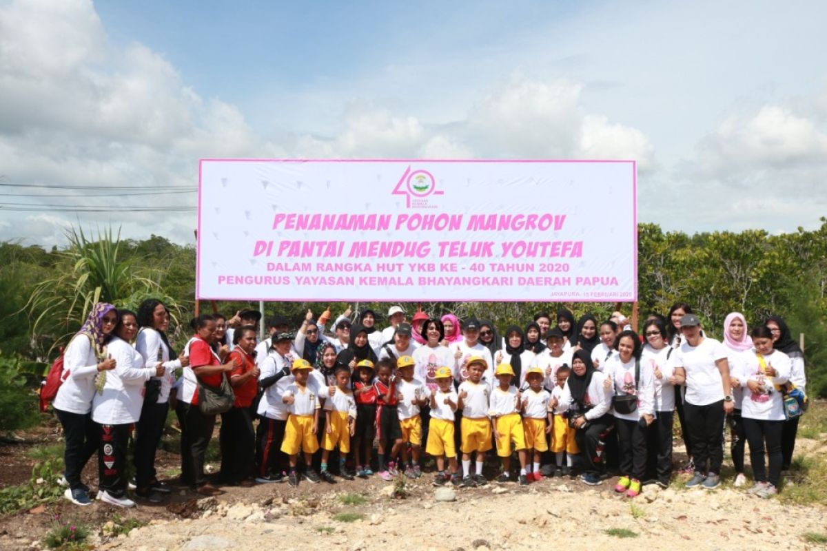 Bhayangkari Papua tanam 200 bibit mangrove di pesisir  Pantai Mendug