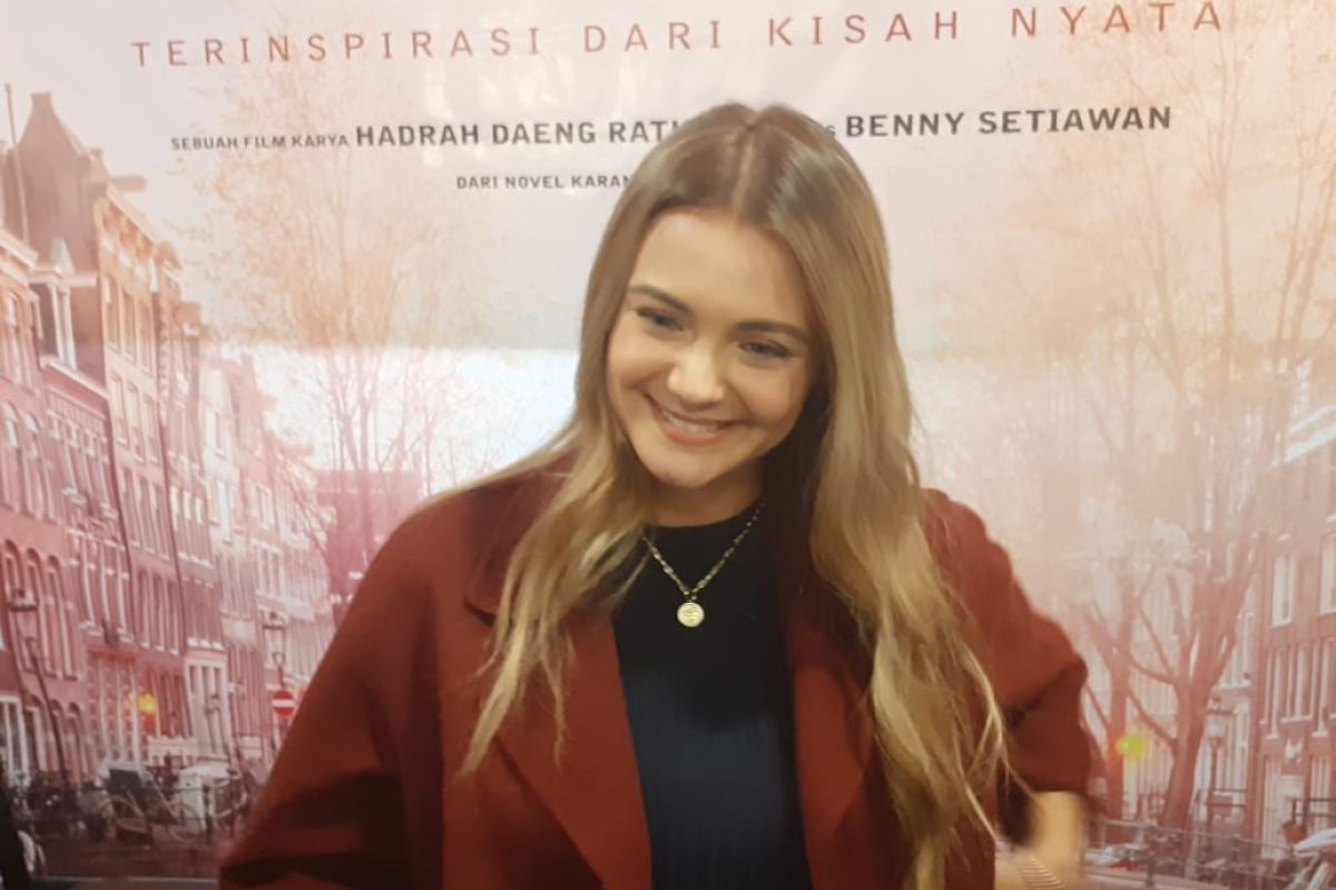 Amanda Rawles belajar bahasa Belanda untuk "Merindu Cahaya De Amstel"