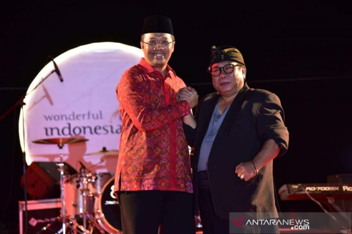 Malam puncak Bau Nyale di Pulau Lombok berlangsung meriah