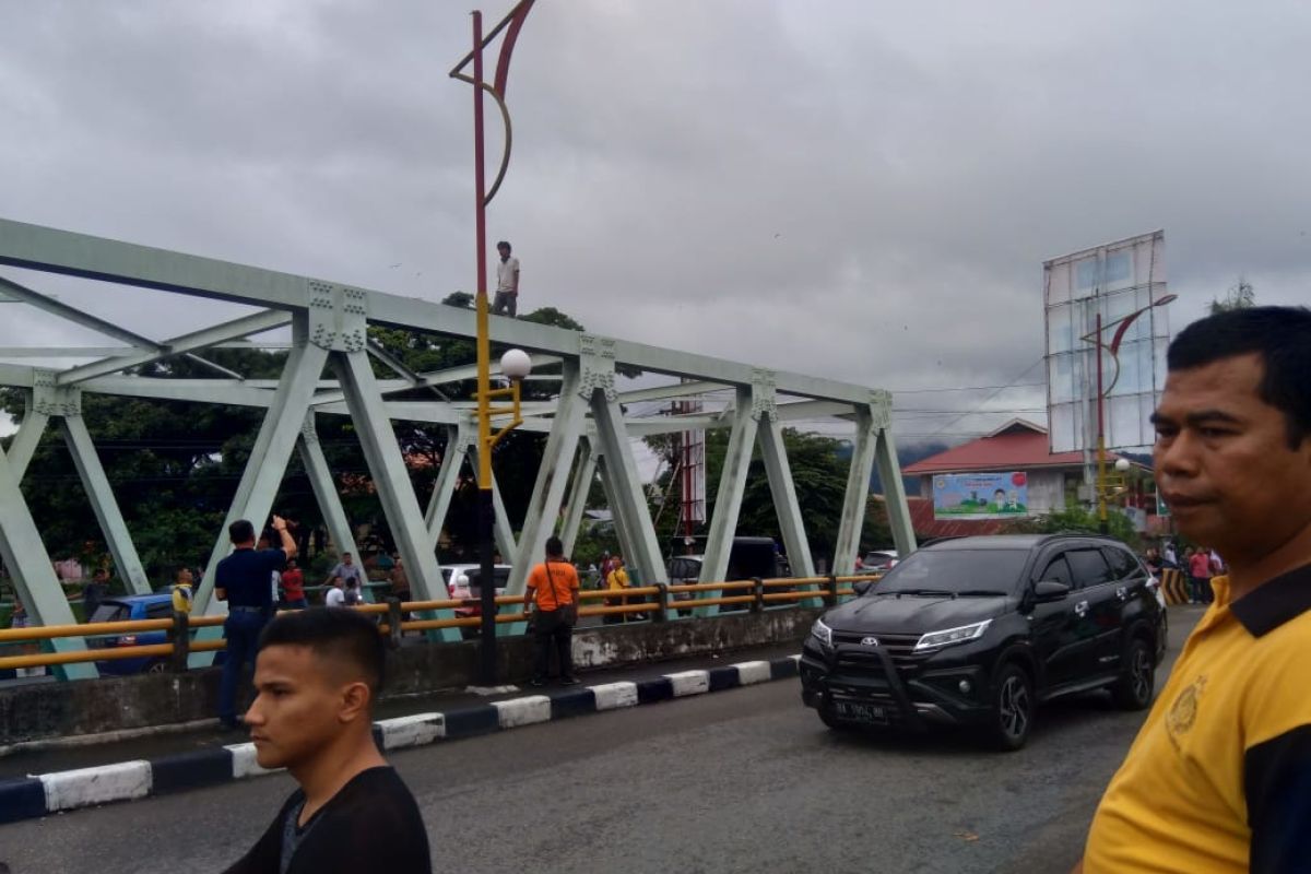 Bikin heboh, seorang pria tak dikenal panjat jembatan Andalas Padang