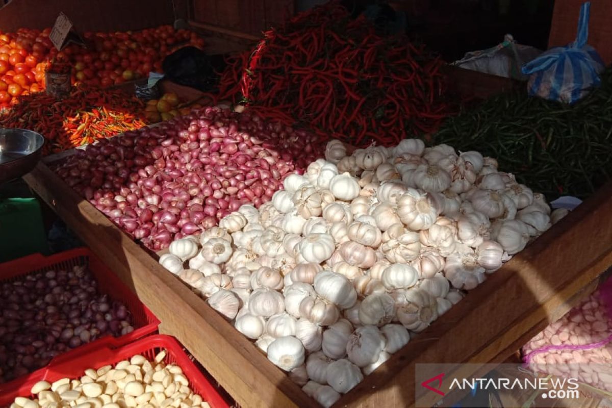 Harga bawang di pasar Ambon  turun