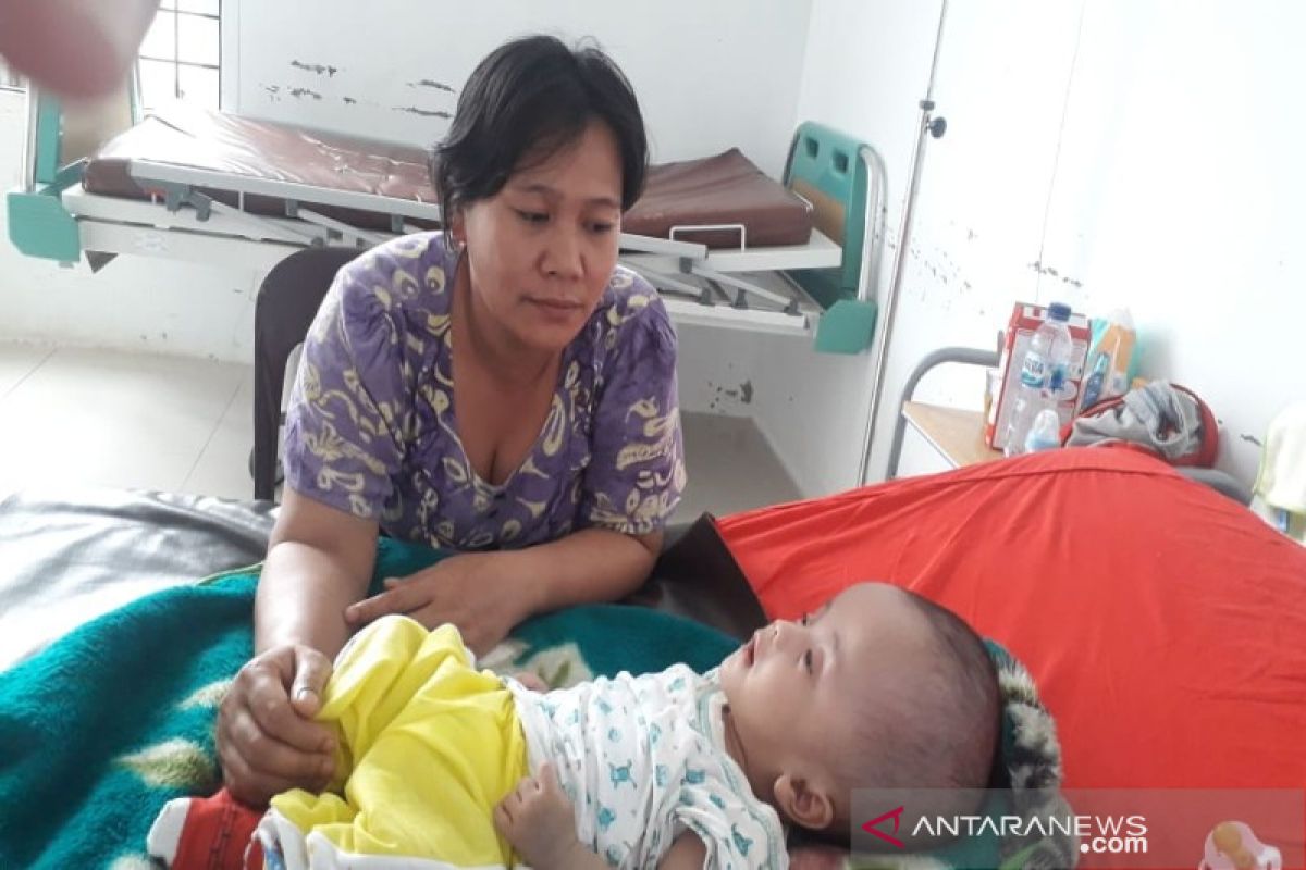 Dolly Pasaribu jenguk bayi penderita hydrocephalus