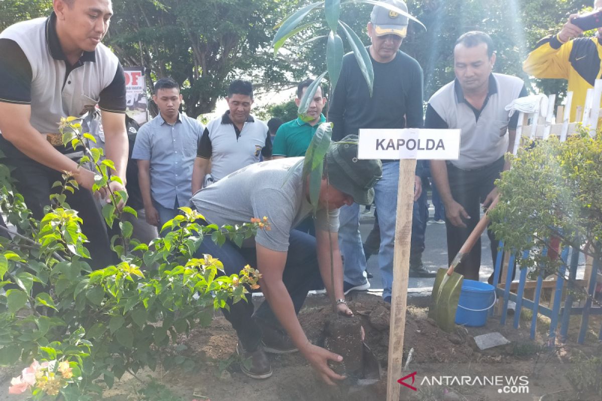 Polda dan IOF tanam ratusan bibit pohon eboni di Palu