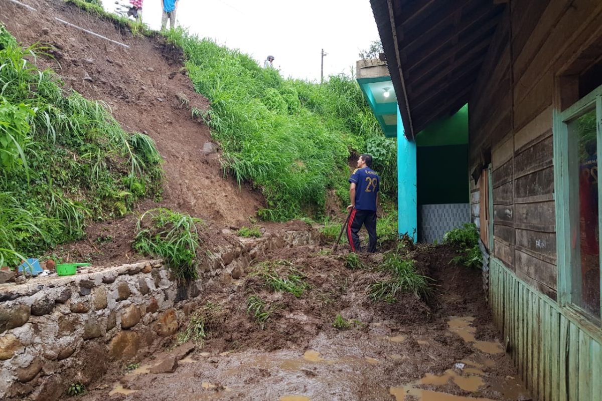 Hujan deras di Agam, terjadi banjir dan longsor pada lima titik