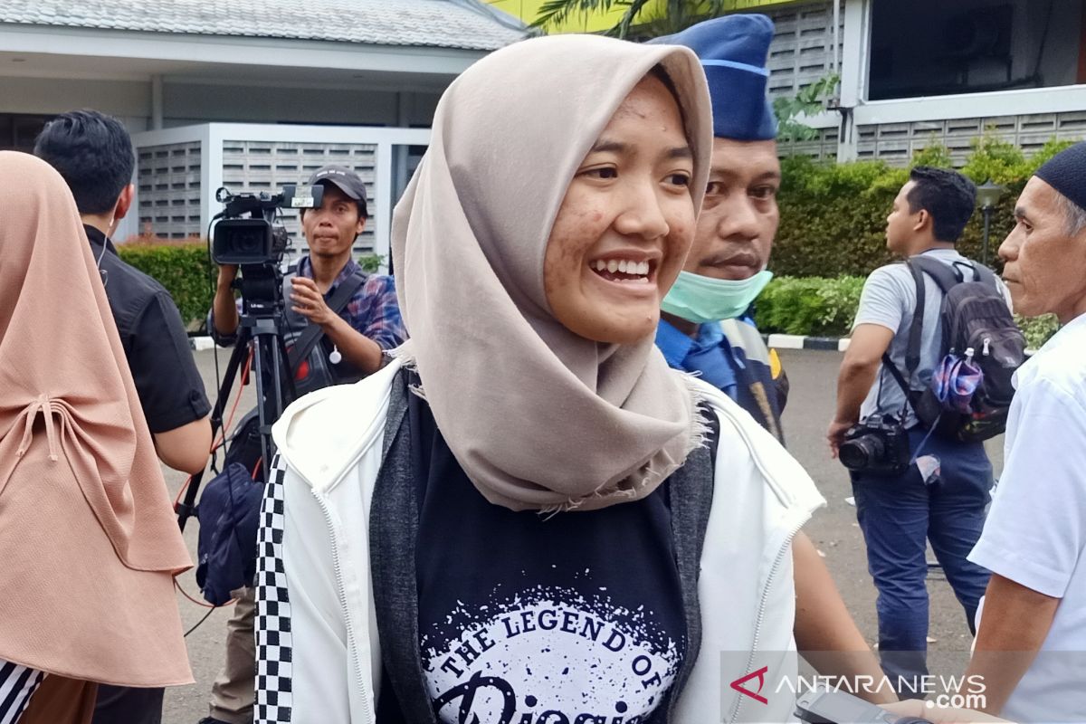 Warga Cikarang antisipasi Corona dengan mengonsumsi makanan kemasan