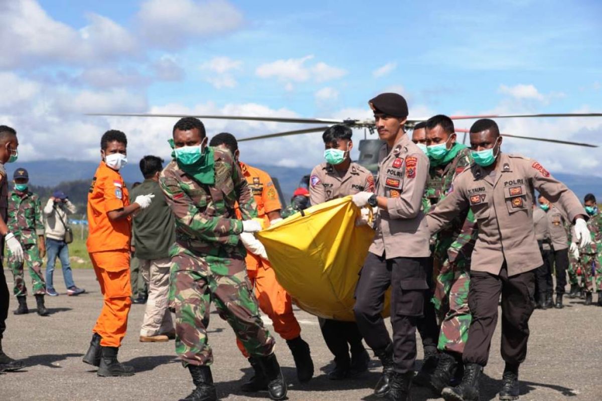 Polres Pegubin bantu evakuasi 12 jenazah prajurit TNI AD