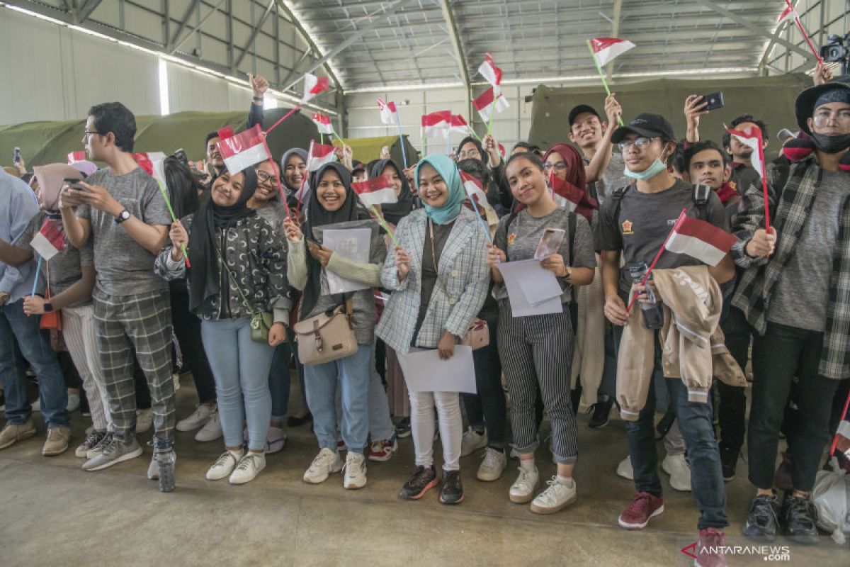 Menari hingga cinta lokasi di hanggar observasi WNI dari Wuhan