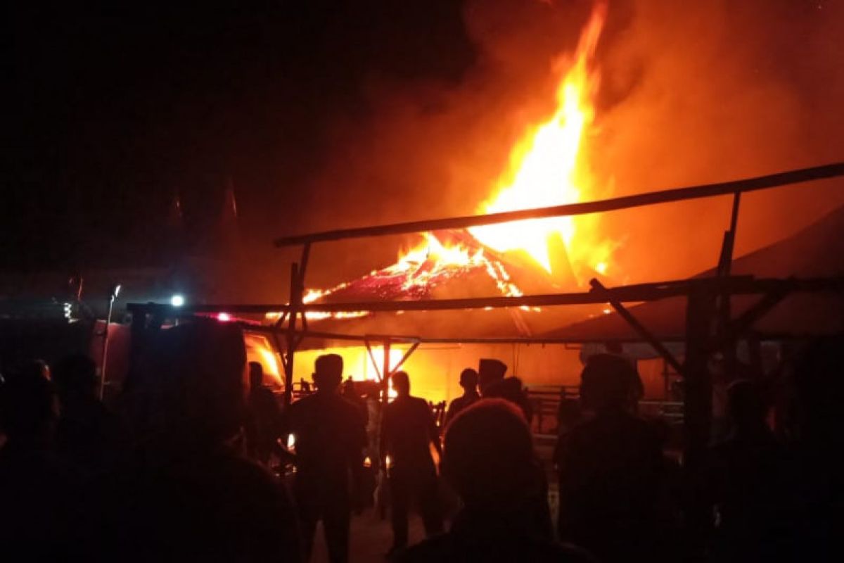 Pasar Sumani di Kabupaten Solok terbakar