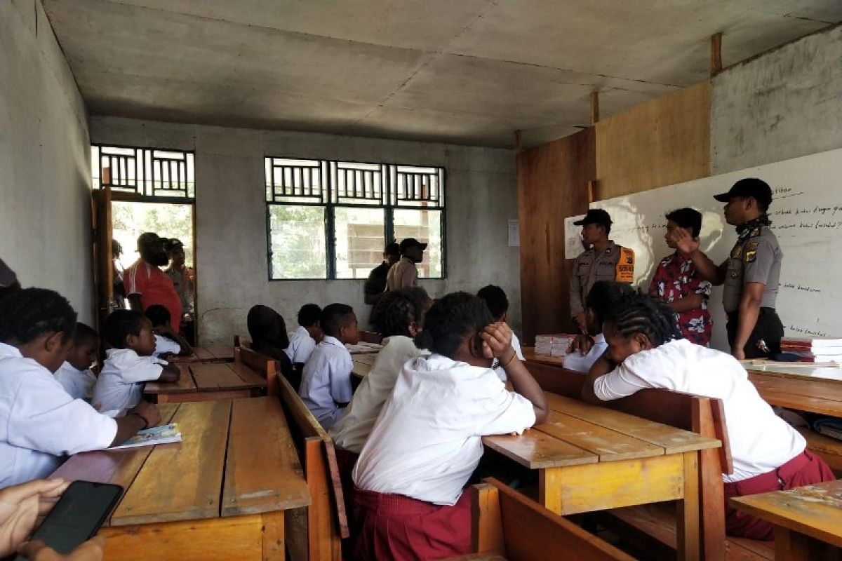 Polres Tolikara bagi buku kepada pelajar SDN Yemu Igari