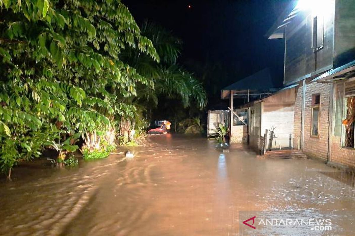 Hujan deras enam jam, ratusan rumah warga di Taming Ranah Batahan terendam banjir