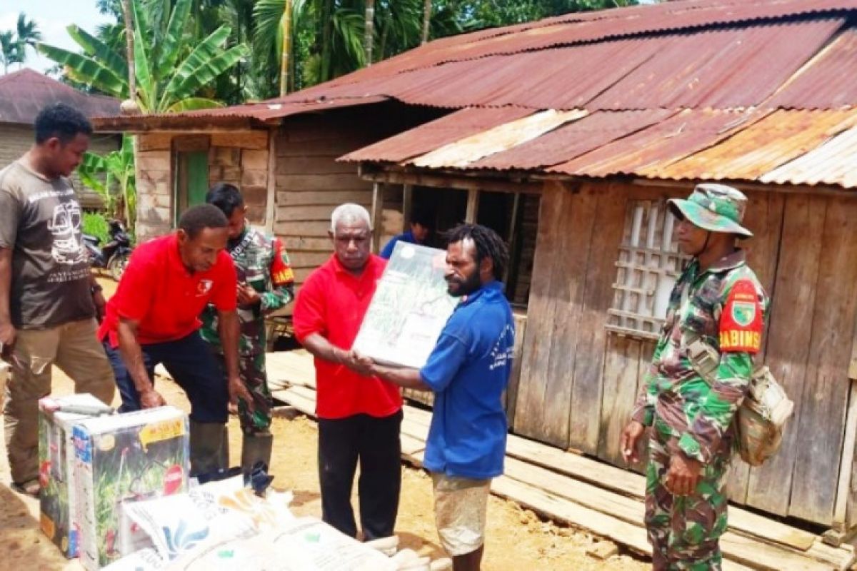 TNI salurkan bantuan pertanian ke Kelompok Tani Kombut di Boven Digoel