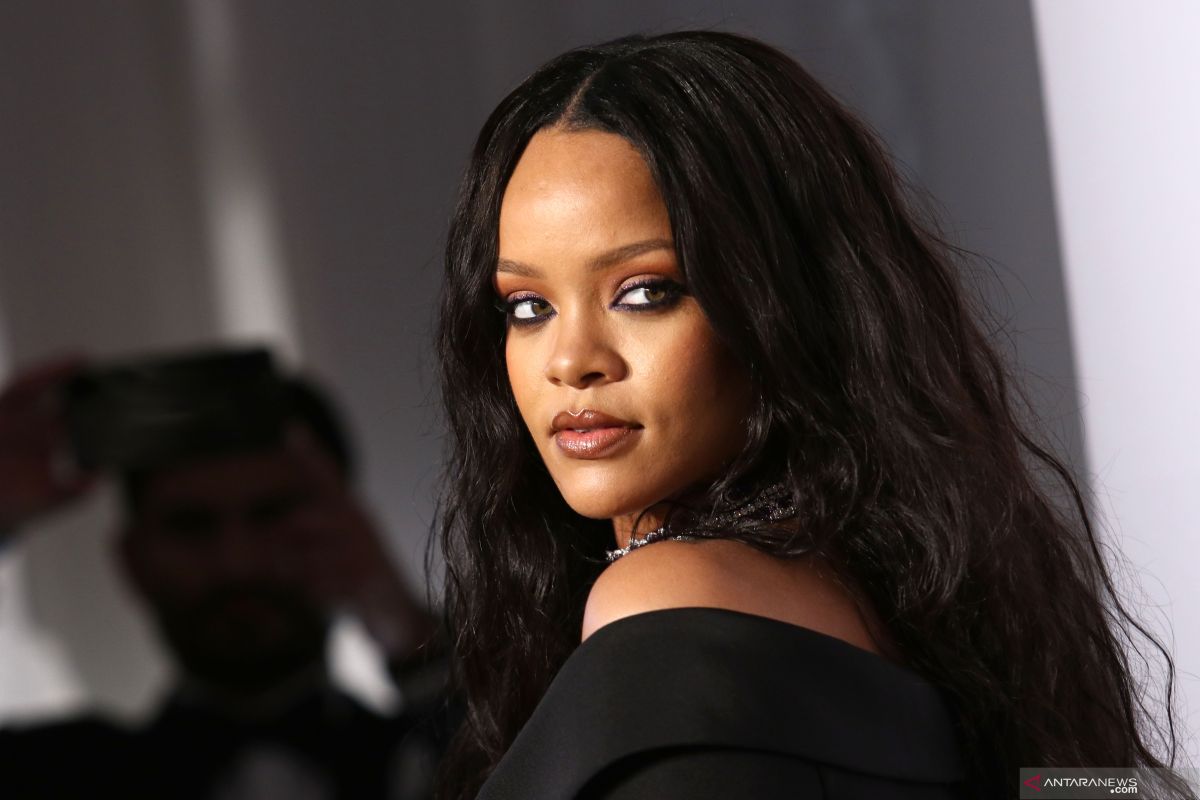 Rihanna kembali ke studio rekaman, segera rilis album baru