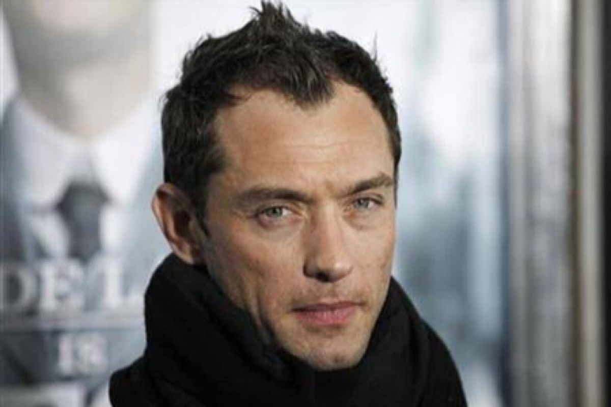 Jude Law dikabarkan bermain dalam serial 'The Auteur' Taika Waititi