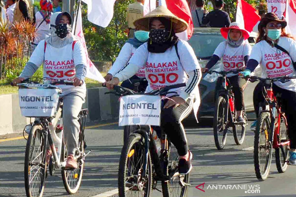 Sejumlah warga bersepeda ke Surabaya untuk memprotes operasi tambang