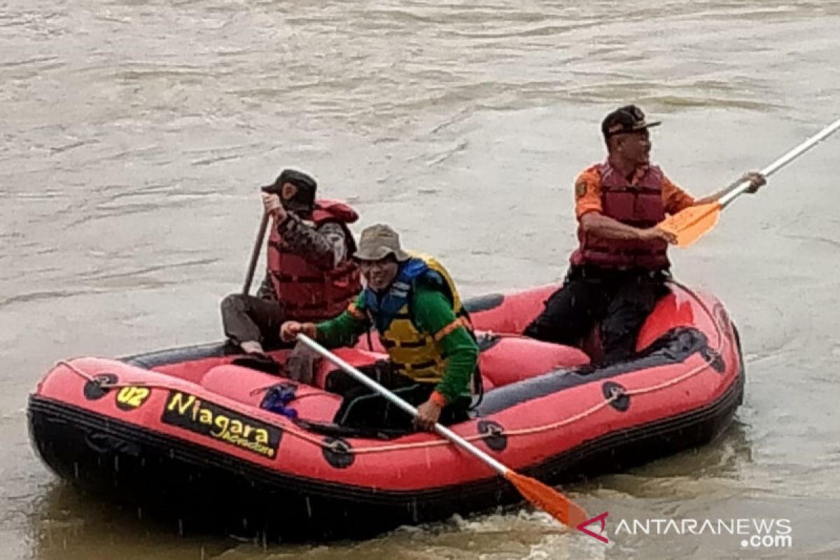 Tim SAR Sukabumi cari pria yang mencebur ke Sungai Cimandiri