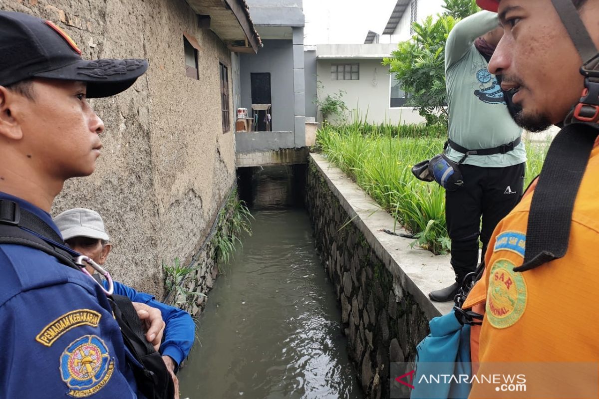 Satu anak yang hanyut di aliran sungai Bandung ditemukan tewas