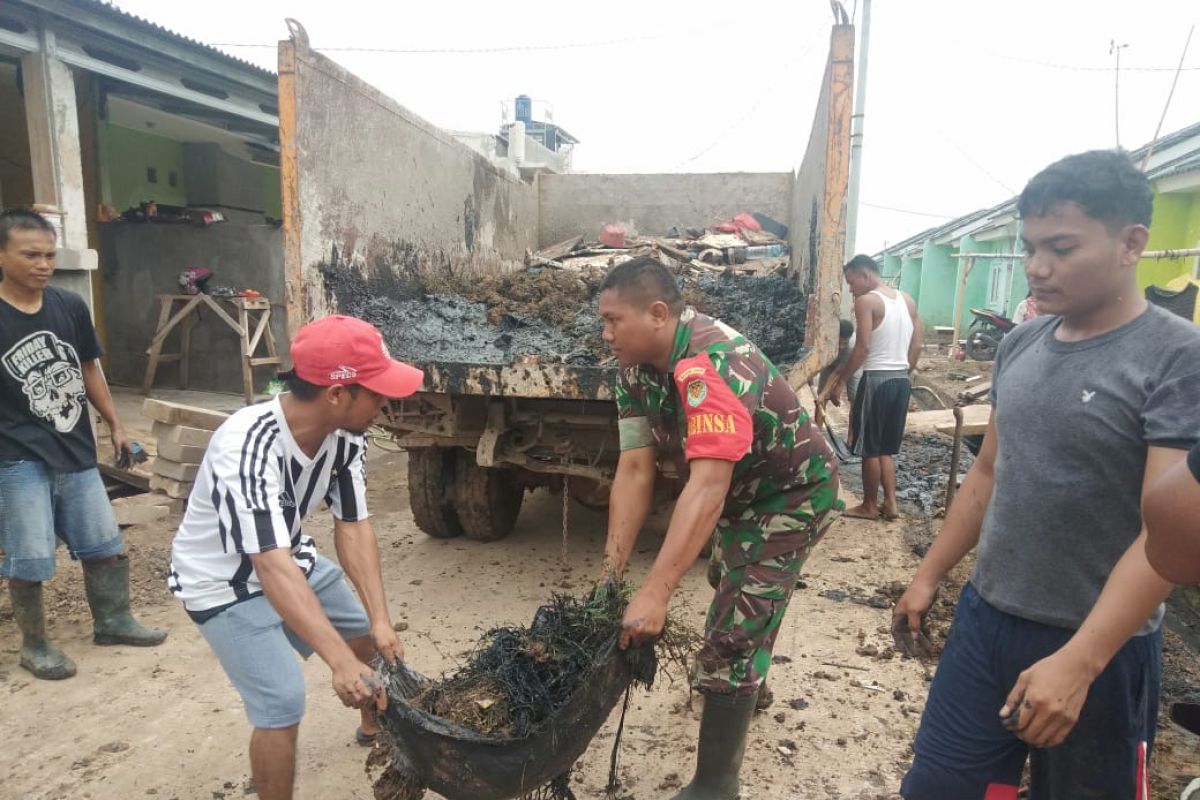 Prajurit TNI dan warga tangani sampah pascabanjir di Serang