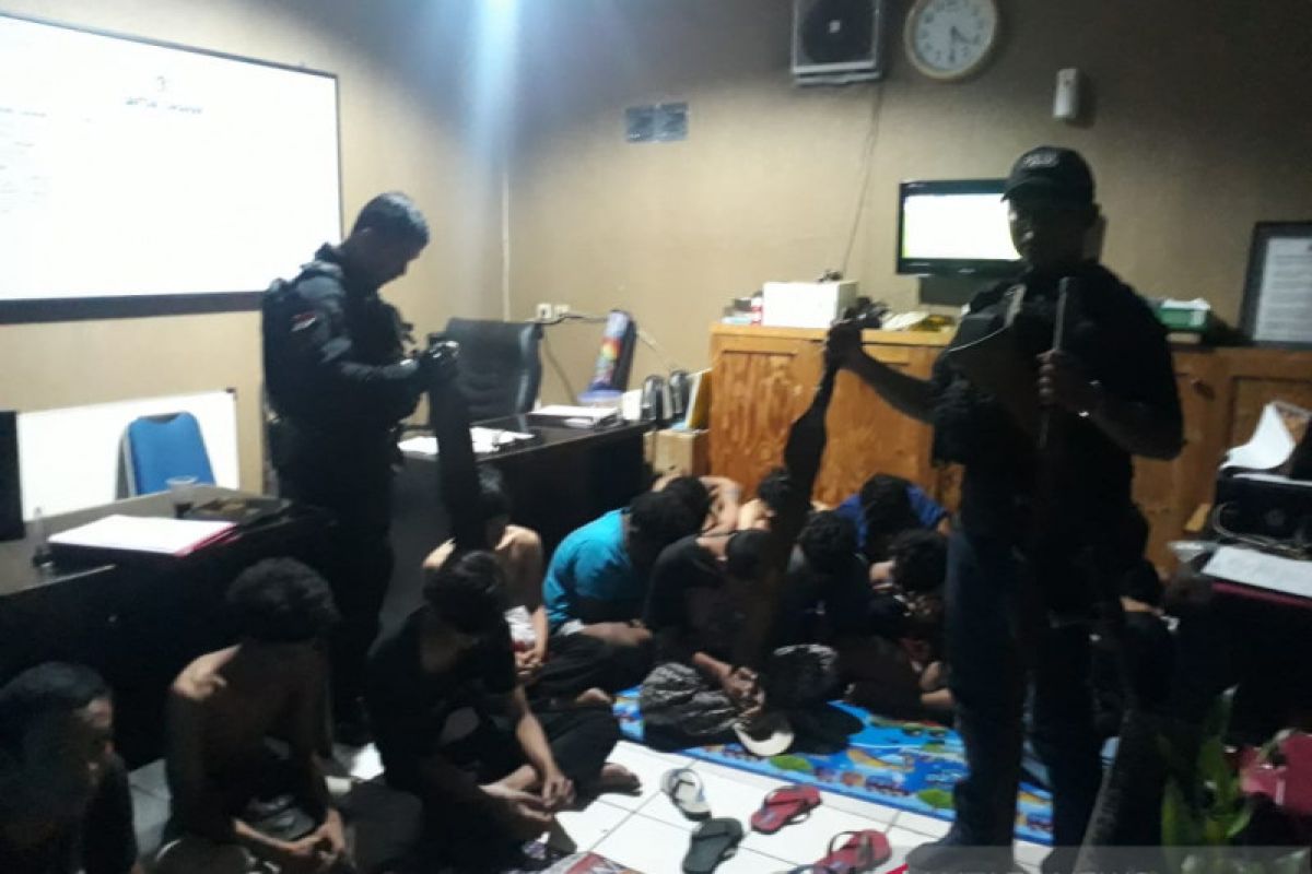 Puluhan pemuda anggota gangster diciduk polisi