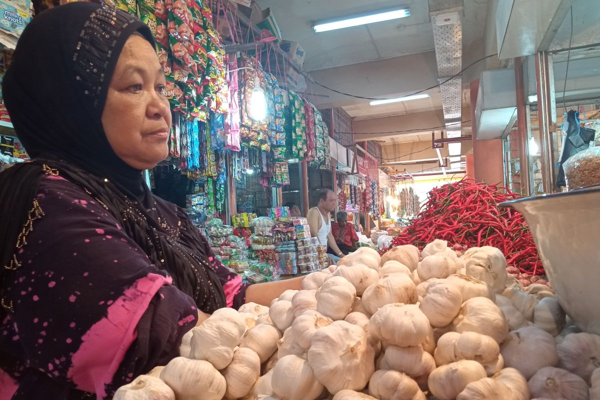Harga bawang putih masih bertahan Rp 60.000 per kilogram di Pasar Raya Padang