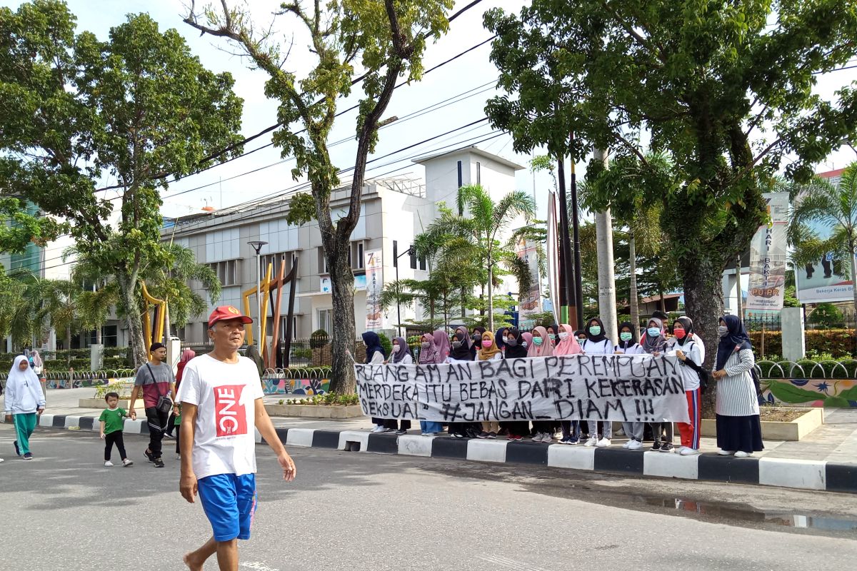 Mahasiswa di Padang gelar aksi tegakkan keadilan terhadap perempuan