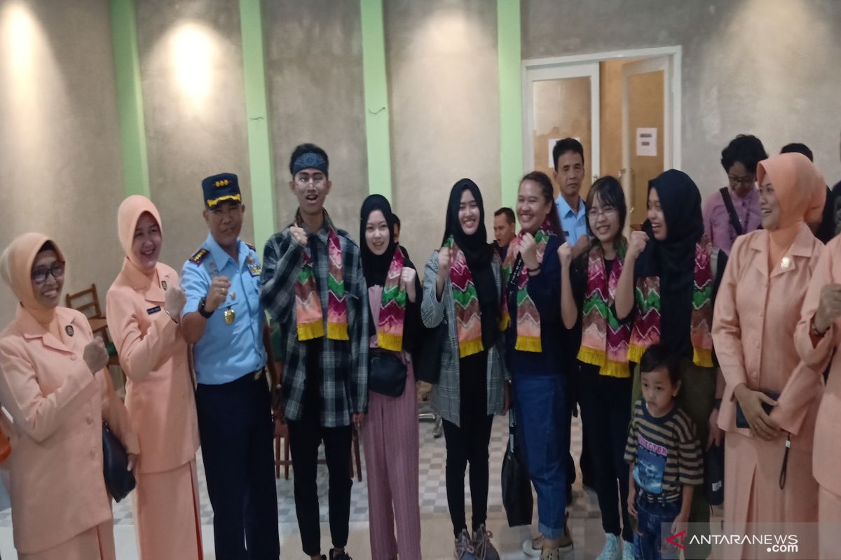 Sjamsudin Noor Air Force Base Comdr welcomes seven S Kalimantan's students