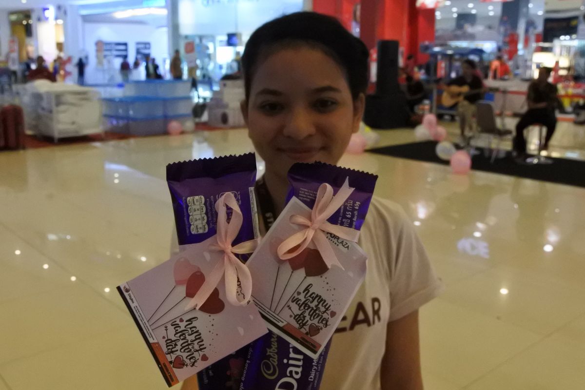 Ratusan coklat dibagikan gratis ke pengunjung Lippo Plaza