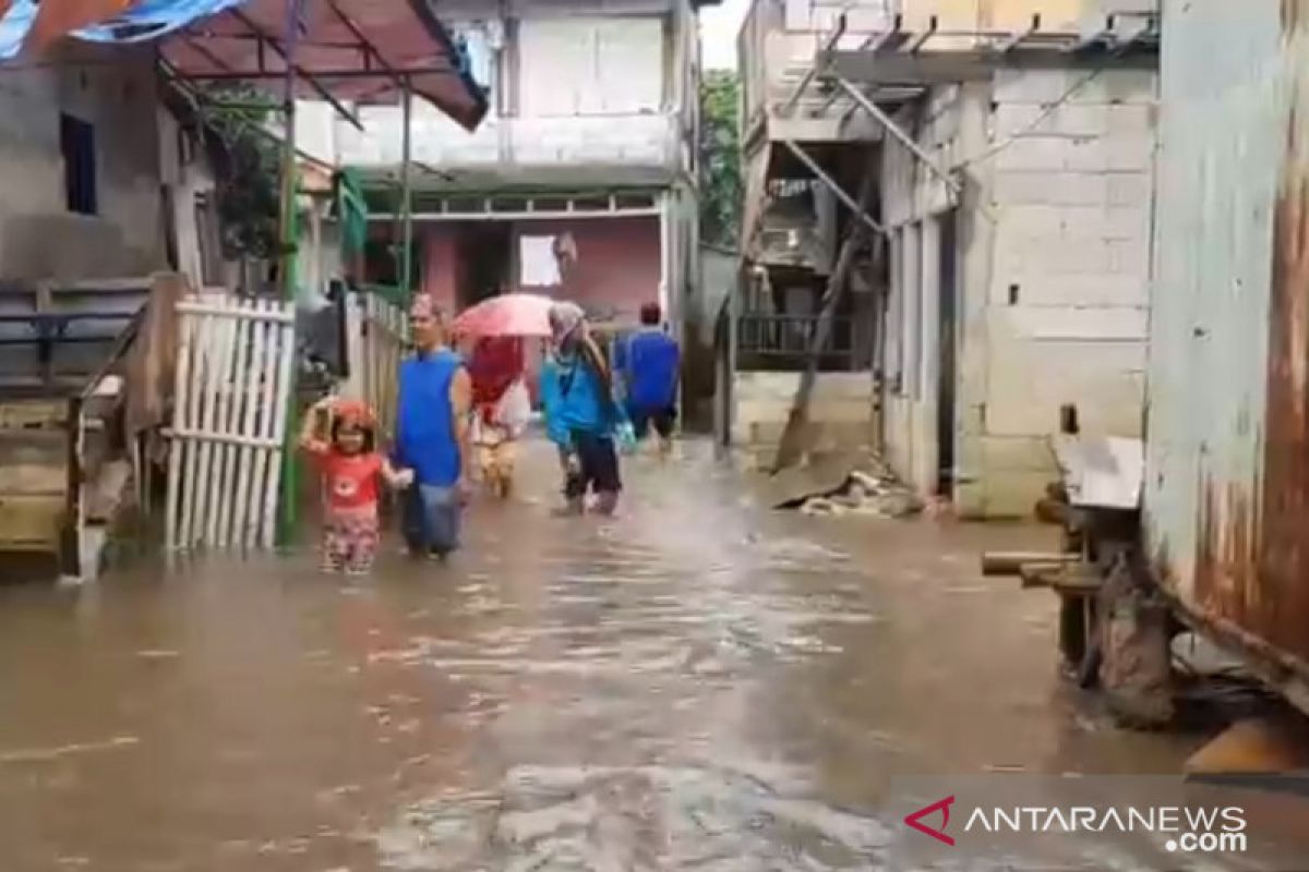 Rumah penduduk di Cipinang Melayu terendam luapan Kali Sunter