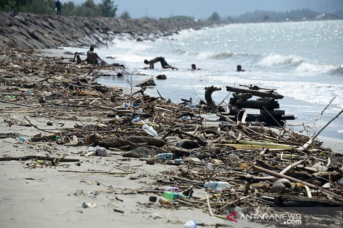 Pantai tercemar sampah kiriman