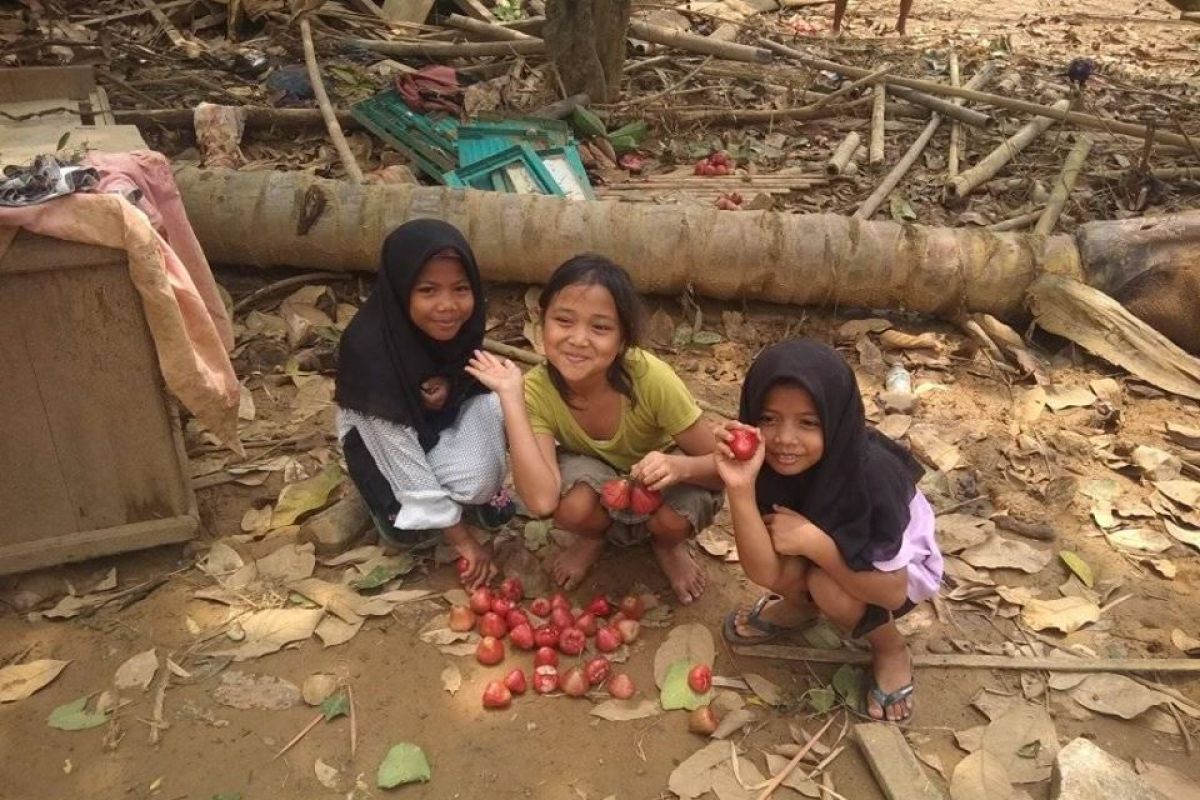 Anak-anak korban bencana di Kabupaten Lebak kembali bermain