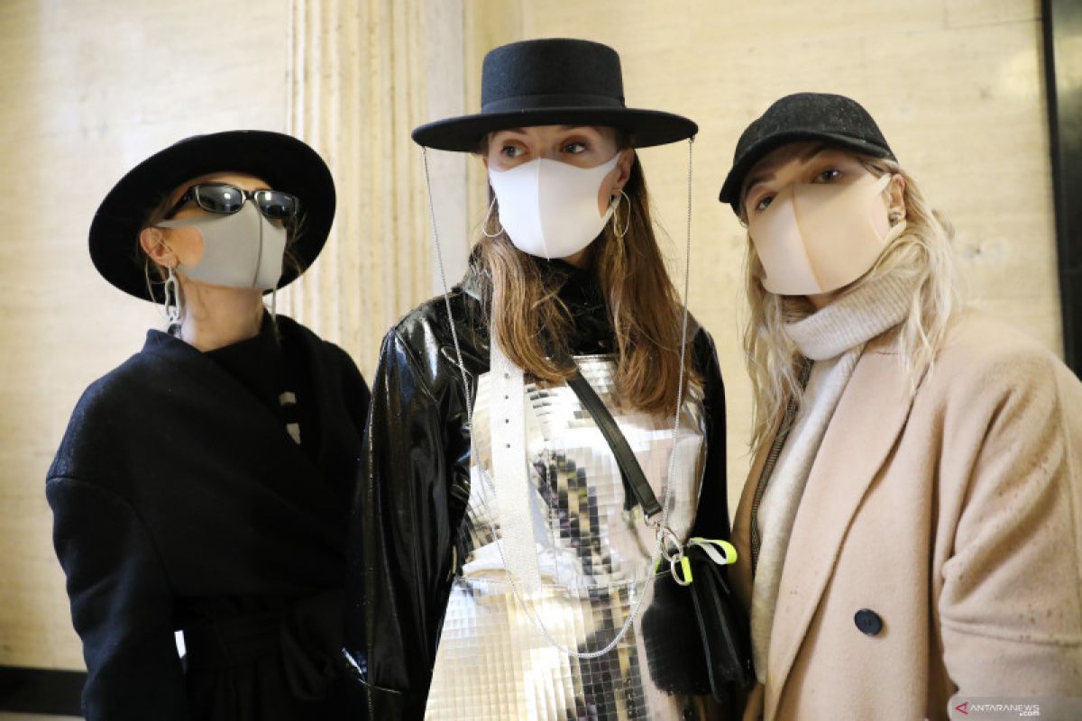 "Hand sanitizers" dan masker jadi aksesoris wajib di LFW 2020