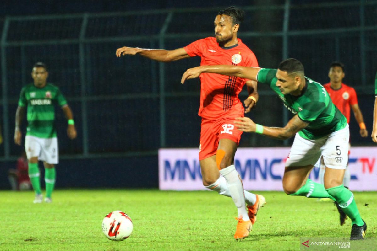 Bek asing Madura United asah kontrol bola lewat sepak takraw