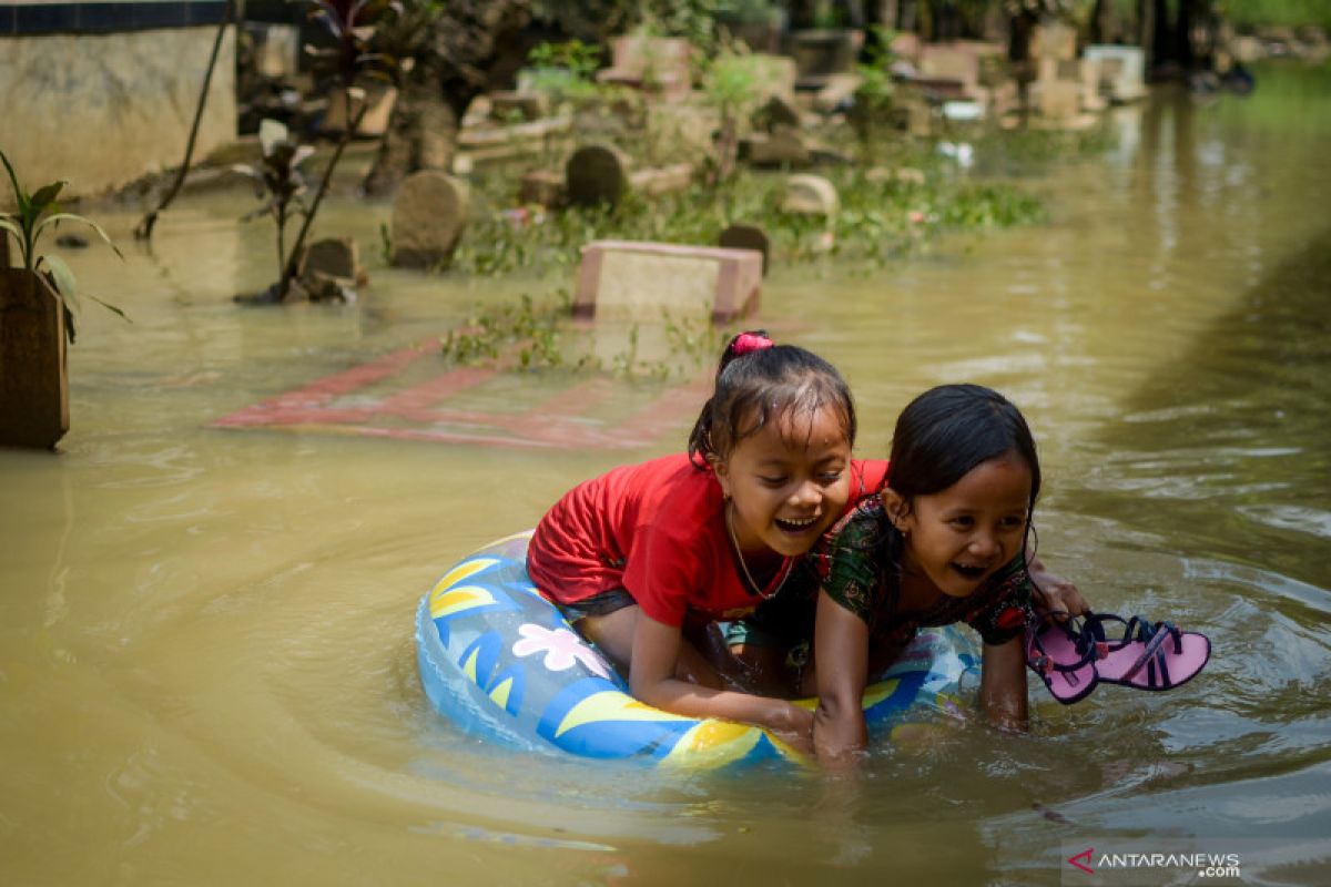 Psikolog: orang tua harus sering cium dan peluk anak