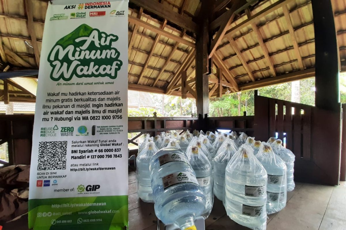 ACT distribusikan puluhan galon air minum wakaf