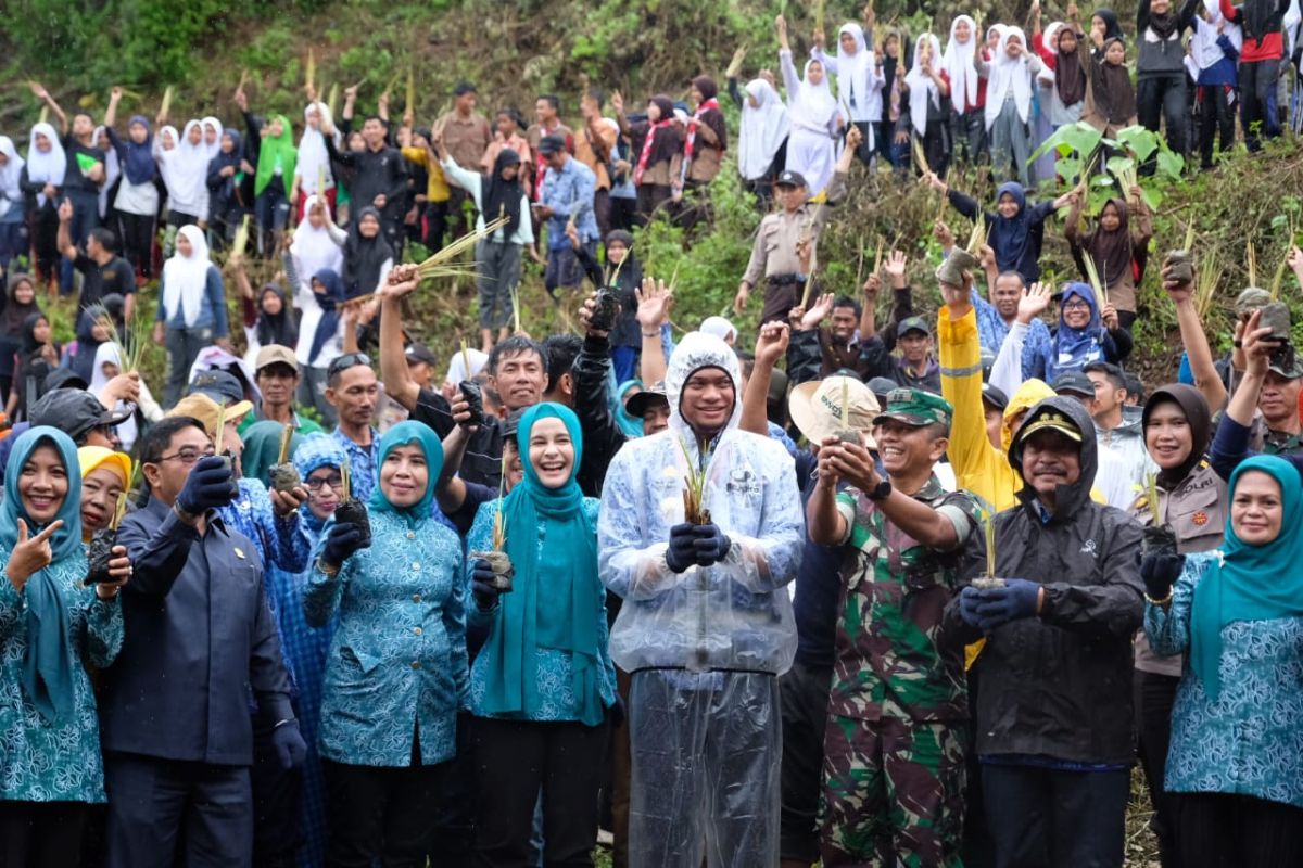 Kabupaten Gowa tanam puluhan ribu bibit vetiver untuk cegah longsor