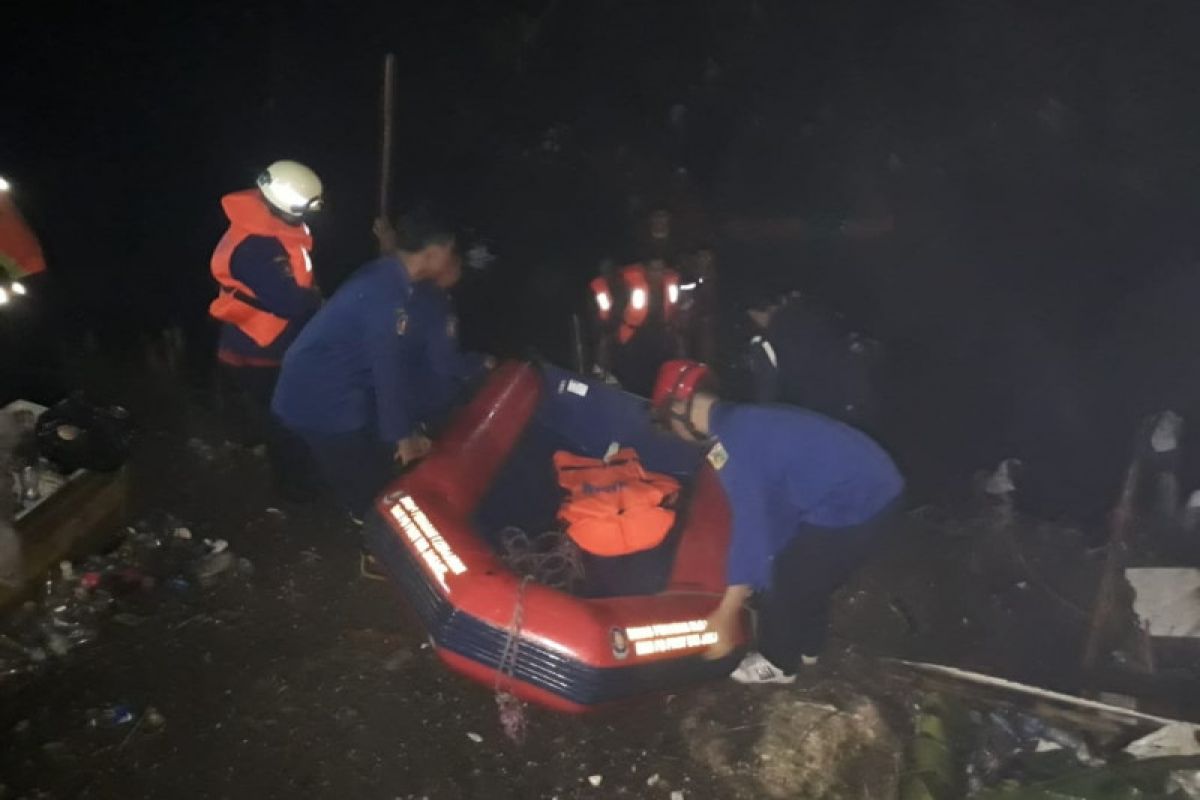 Damkar lanjutkan pencarian bocah terseret arus di Saluran Waru Jaktim