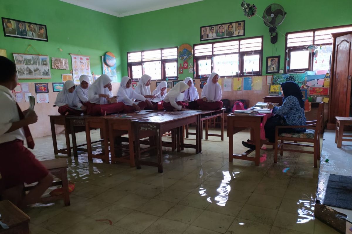 Siswa SDN Banjarasri Sidoarjo tetap semangat belajar meski sekolah banjir